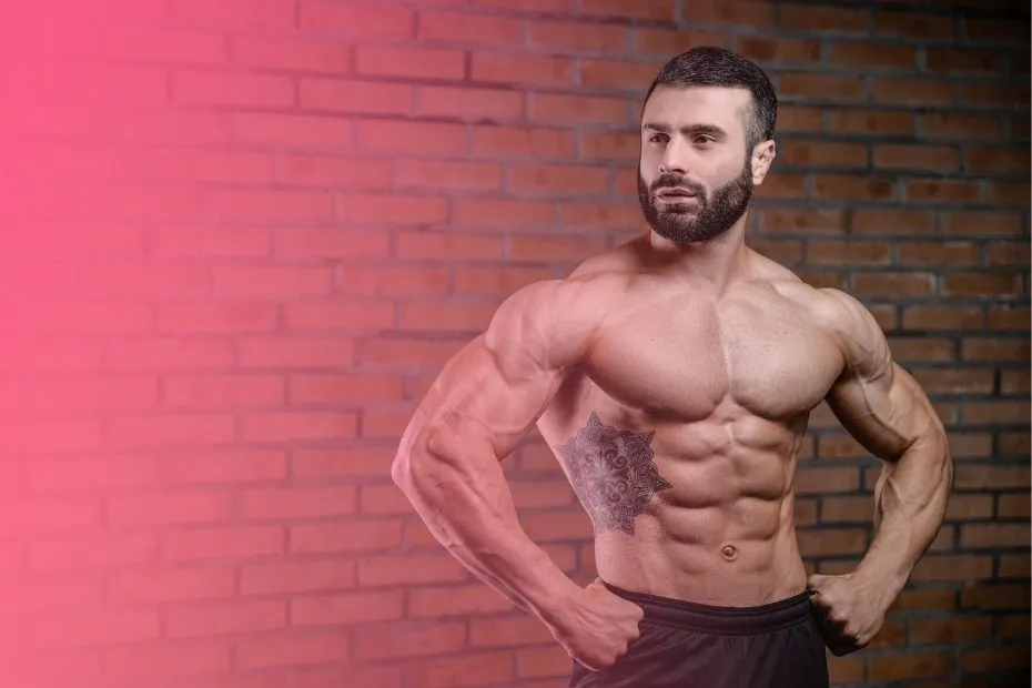 homem sem camisa flexionando os músculos